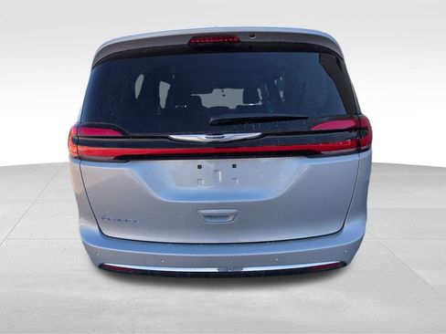 Used 2024 Chrysler Pacifica Touring-L image 6