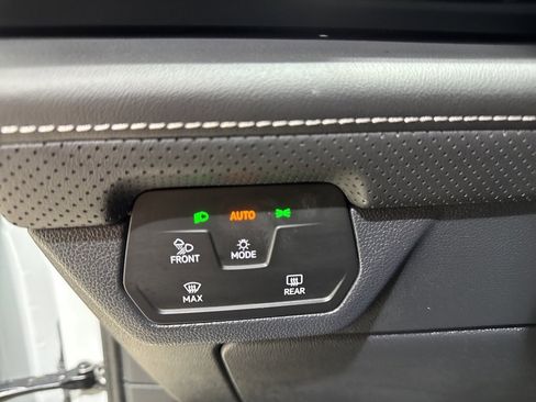 Used 2025 Volkswagen Atlas Cross Sport SE image 12