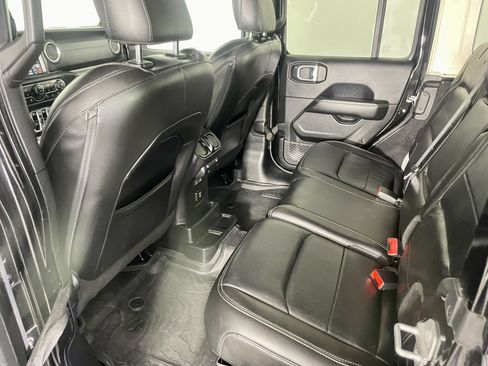 Used 2018 Jeep Wrangler Unlimited Sahara AWD/4WD image 10