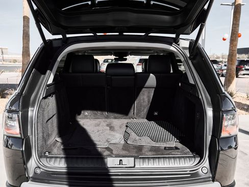 Used 2020 Land Rover Range Rover Sport SE image 8