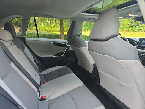 Used 2022 Toyota RAV4 XLE w/ Convenience Package FWD image 11