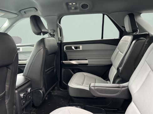 Used 2021 Ford Explorer XLT w/ Equipment Group 202A image 14