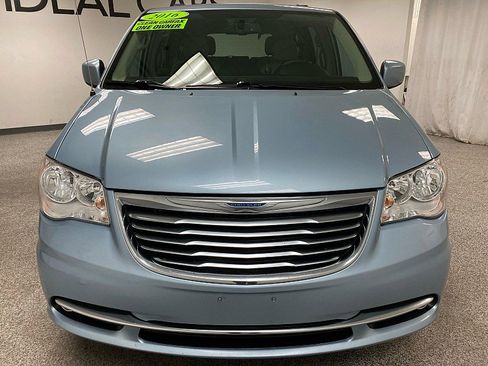 Used 2016 Chrysler Town & Country Touring w/ Driver Convenience Group image 2