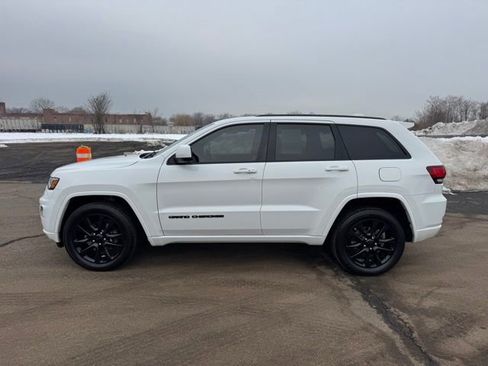Used 2019 Jeep Grand Cherokee Altitude image 2
