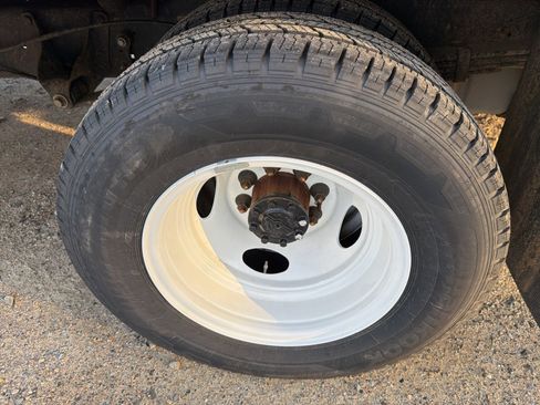 Used 2024 Ford E-350 and Econoline 350 Super Duty w/ Driver's Safety Package image 10