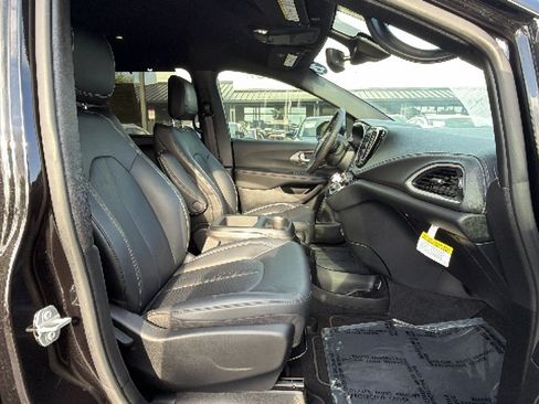 Used 2025 Chrysler Pacifica Select FWD image 29