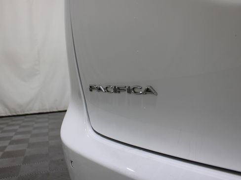 Used 2024 Chrysler Pacifica Touring-L FWD image 28