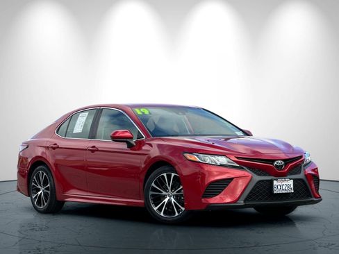 Used 2019 Toyota Camry SE FWD image 2