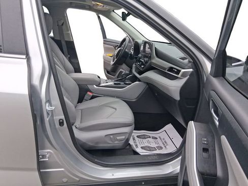 Used 2023 Toyota Highlander XLE FWD image 17