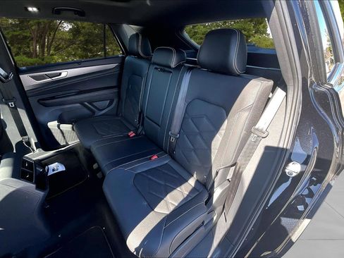 Used 2024 Volkswagen Atlas Cross Sport SE w/ Panoramic Sunroof Package image 23