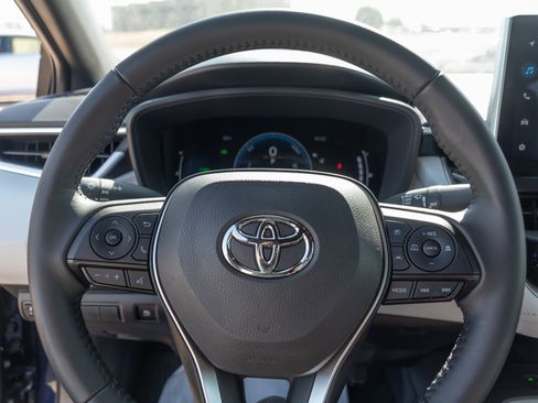 Used 2025 Toyota Corolla SE w/ SE Premium Package image 10