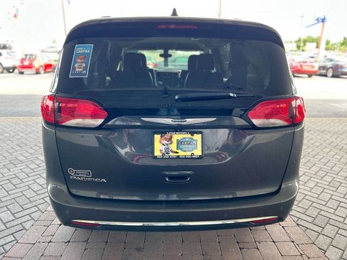Used 2019 Chrysler Pacifica Touring-L FWD image 13