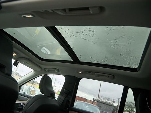 New 2025 Volvo XC90 B6 Plus w/ Protection Package Premier image 21