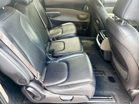 Used 2025 Kia Carnival FWD image 29