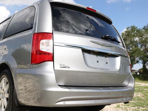 Used 2013 Chrysler Town & Country Touring FWD image 29