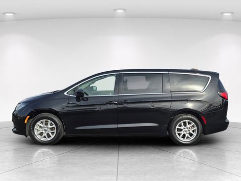 Used 2023 Chrysler Voyager LX FWD image 3