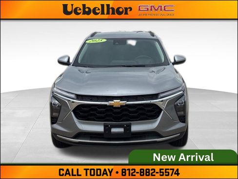 Used 2025 Chevrolet Trax LT w/ LT Convenience Package FWD image 2