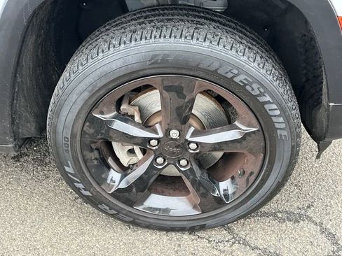 Used 2023 Jeep Grand Cherokee L Laredo image 7