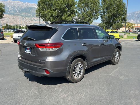 Used 2018 Toyota Highlander XLE AWD/4WD image 7