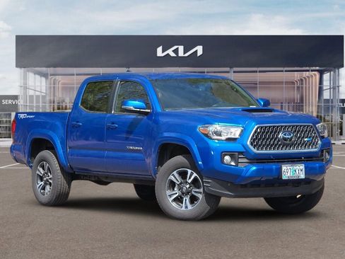 Used 2018 Toyota Tacoma TRD Sport w/ Technology Package image 2