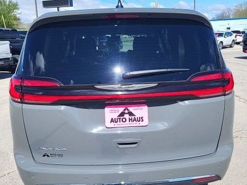 Used 2023 Chrysler Pacifica Touring-L FWD image 22
