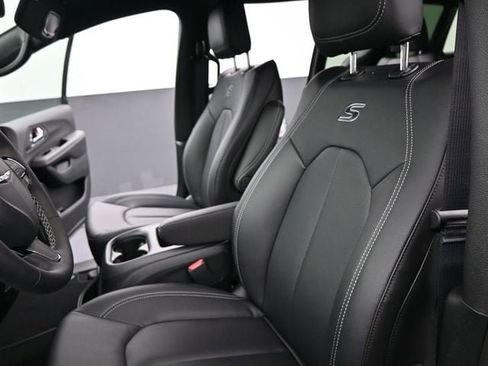 New 2026 Chrysler Pacifica Select w/ S Appearance Package image 11