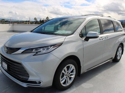 Certified 2025 Toyota Sienna Limited image 6
