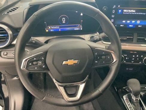 Used 2025 Chevrolet Trax LT w/ LT Convenience Package FWD image 16