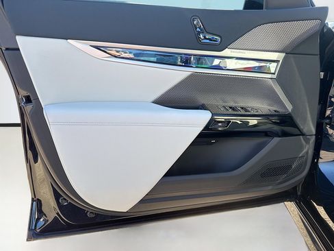 New 2026 BMW 750e xDrive image 22