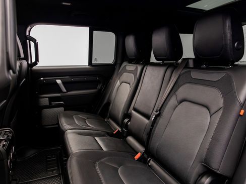 Used 2023 Land Rover Defender 130 X-Dynamic SE image 37