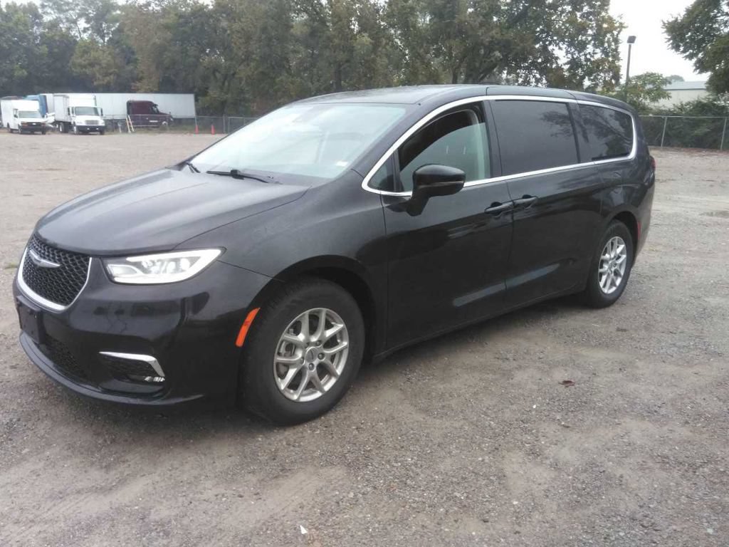 Used 2023 Chrysler Pacifica Touring-L FWD image 2