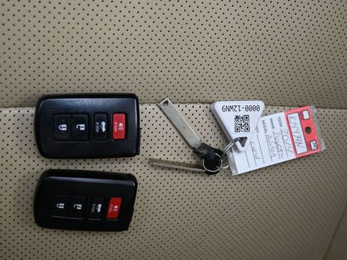 Used 2014 Toyota Avalon Limited image 29