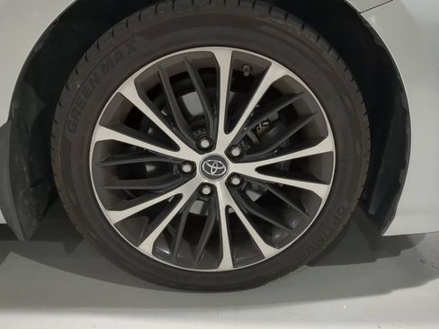 Used 2019 Toyota Camry SE FWD image 6
