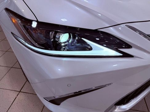 Certified 2025 Lexus ES 350 w/ Premium Package image 9