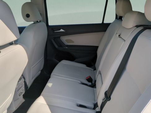 Used 2018 Volkswagen Tiguan SEL FWD image 18