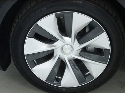 Used 2021 Tesla Model Y Long Range image 34