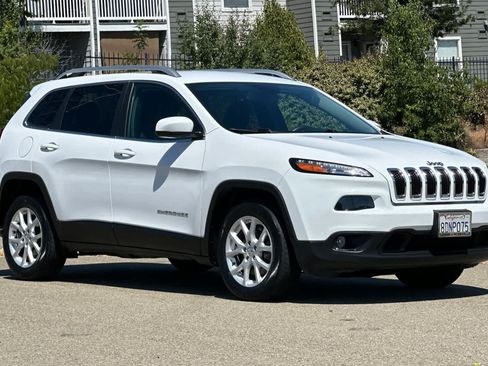 Used 2018 Jeep Cherokee Latitude FWD image 5