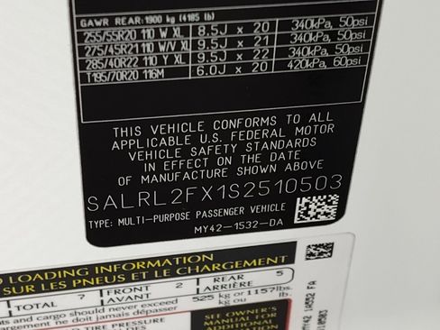 Used 2025 Land Rover Discovery Dynamic SE image 19