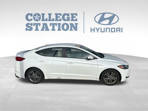 Used 2017 Hyundai Elantra SE image 3