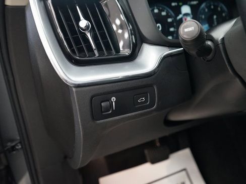 Used 2020 Volvo XC60 T5 Momentum image 30