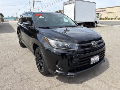 Used 2019 Toyota Highlander SE image 2