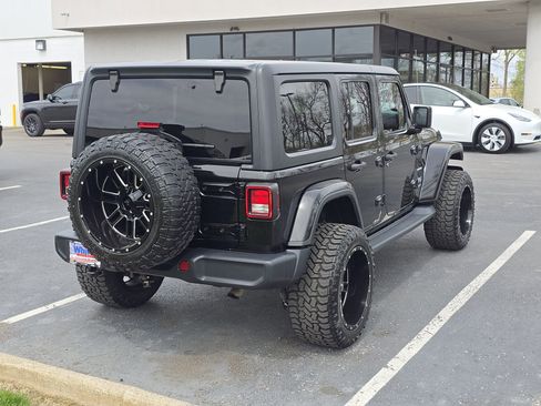 Used 2019 Jeep Wrangler Unlimited Sahara image 3
