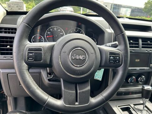 Used 2011 Jeep Liberty Sport RWD image 11