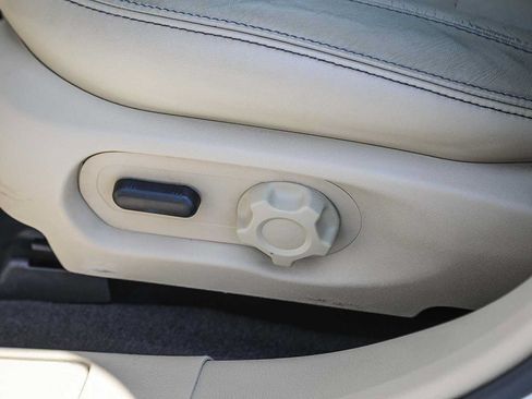 Used 2013 Ford Taurus SEL FWD image 19