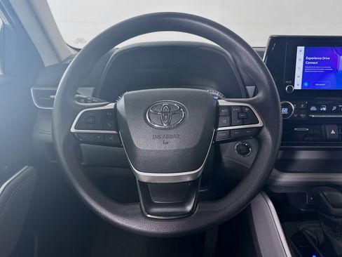 Used 2023 Toyota Highlander L FWD image 18