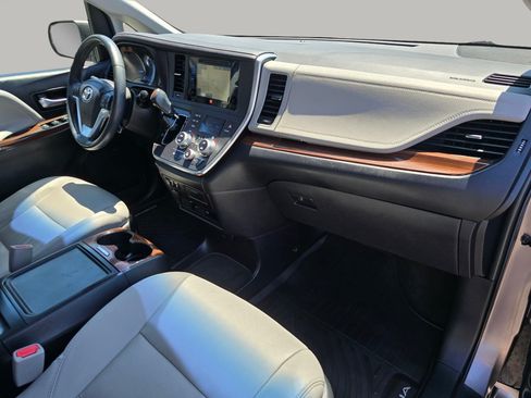 Used 2017 Toyota Sienna Limited Premium AWD/4WD image 32