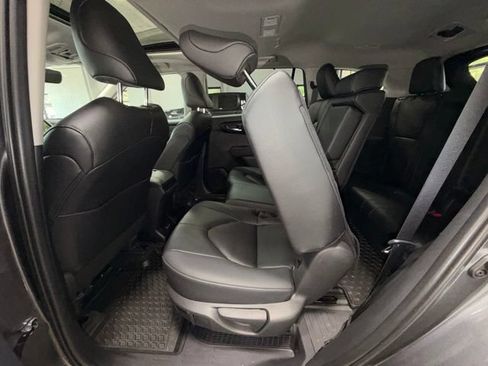 Used 2024 Toyota Highlander XLE AWD/4WD image 16