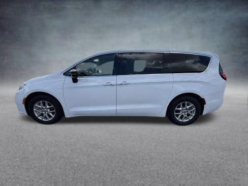 Used 2024 Chrysler Pacifica Touring-L FWD image 4