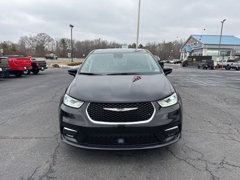 Used 2024 Chrysler Pacifica Touring-L image 13