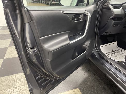 Used 2022 Toyota RAV4 LE image 10